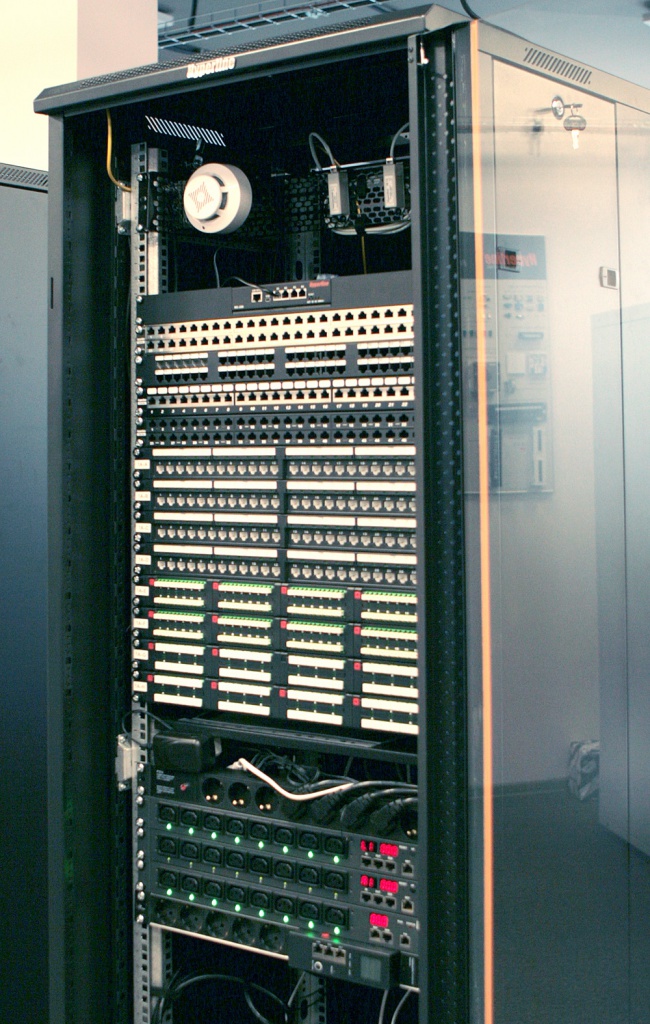 Металлические телекоммуникационные шкафы с установленными в них модульными и кассетными патч панелями